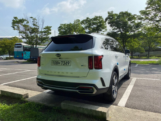 쏘렌토 하이브리드 후면.<장우진 기자>